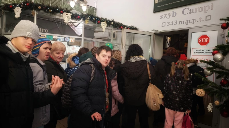 Grupa uczniów czeka do wejścia do windy do Szybku Campki w Kopalni Soli w Bochni.