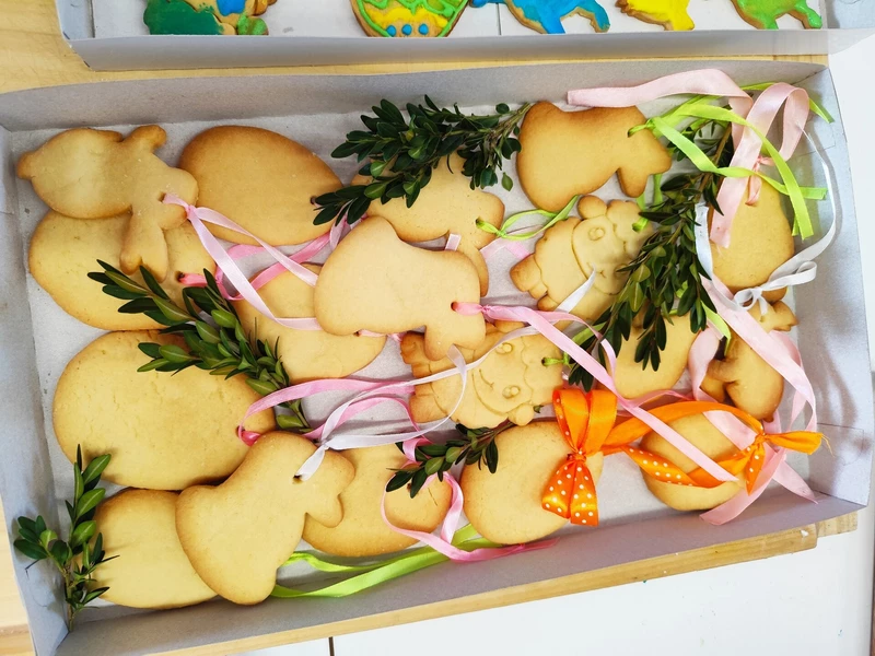 Kolorowe kruche ciastka położone na tacy.