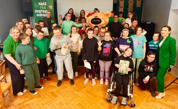 grupa uczniów i nauczycieli pozuje do zdjęcia.