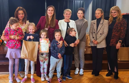 Uczniowie wraz z nauczycielami pozują do zdjęcia po otrzymaniu dyplomów w konkursie na najpiękniejsza dynię.