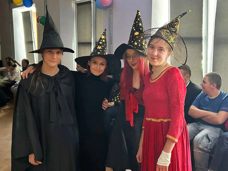 Dziewczęta przebrane za czarownice wróżki posują do zdjęcia.