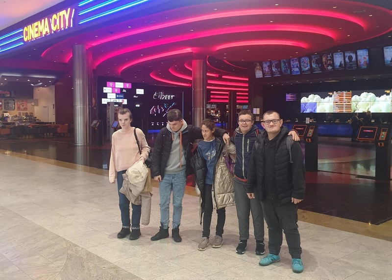 Grupa uczniów pozuje do zdjęcia w holu KIna Cinema City w Centrum Handlowym Bonarka w Krakowie