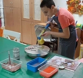 chłopiec w pracowni ceramicznej