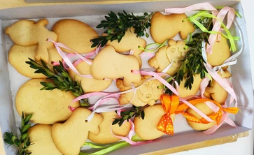 Kolorowe kruche ciastka położone na tacy.