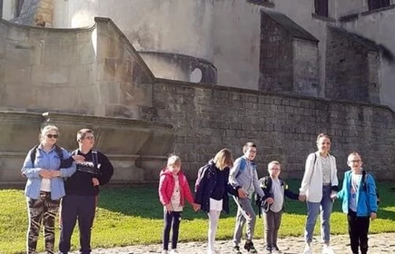 Dzieci stojące na tle murów zamkowych