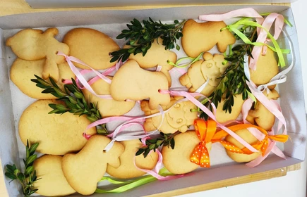 Kolorowe kruche ciastka położone na tacy.