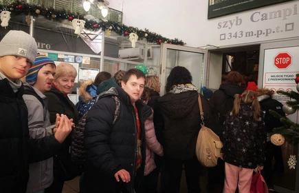 Grupa uczniów czeka do wejścia do windy do Szybku Campki w Kopalni Soli w Bochni.