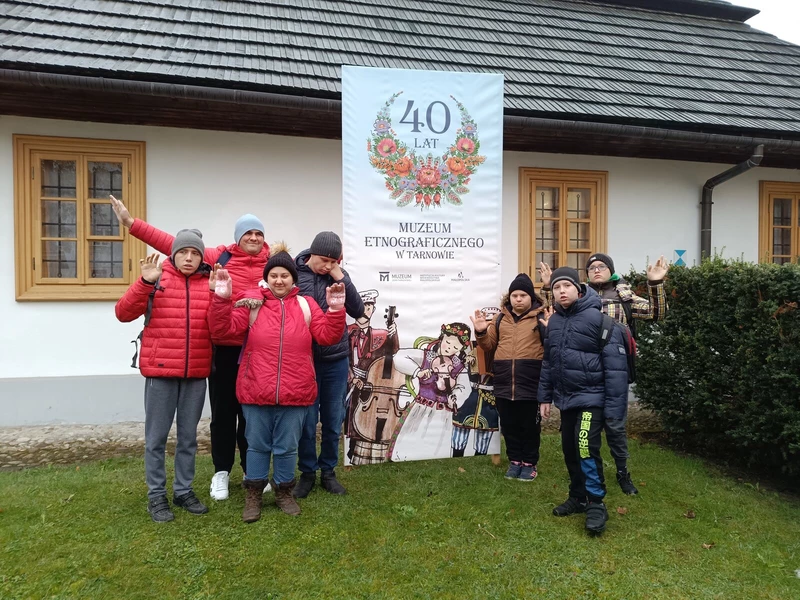 Grupa uczniów stoi przed  budynkiem Muzeum Etnograficznego w Tarnowie..